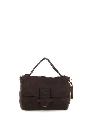 Borsa in pelle marrone scuro con manico superiore, pattina frontale con dettaglio della cinghia e cursore della cerniera dorato con targhetta rettangolare sul lato destro.