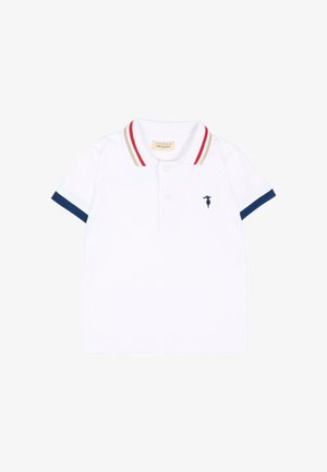 Wit poloshirt met korte mouwen, rood-beige gestreepte kraag, marineblauwe mouwranden, twee witte knopen en klein marineblauw logo op de borst.