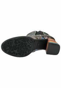 Absatzschuh mit mehrfarbigem Blumenmuster-Obermaterial, schwarzer strukturiertem Sohle und orange- und schwarzgestreiften Absatzakzenten.