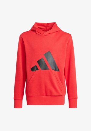 Crvena dukserica s kapuljačom, crni trokutasti logo sprijeda, kengur džep i rebrasti rukavi i donji rub. Izrađena od mekog, teksturiranog materijala.