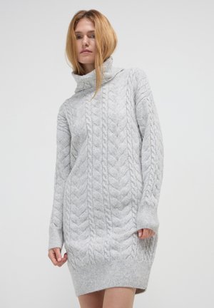 Hellgraues, zwischenmaschen gestricktes Sweatkleid mit hohem Kragen, langen Ärmeln, gerippten Bündchen und lockerer Passform, das ein strukturiertes Muster aufweist.