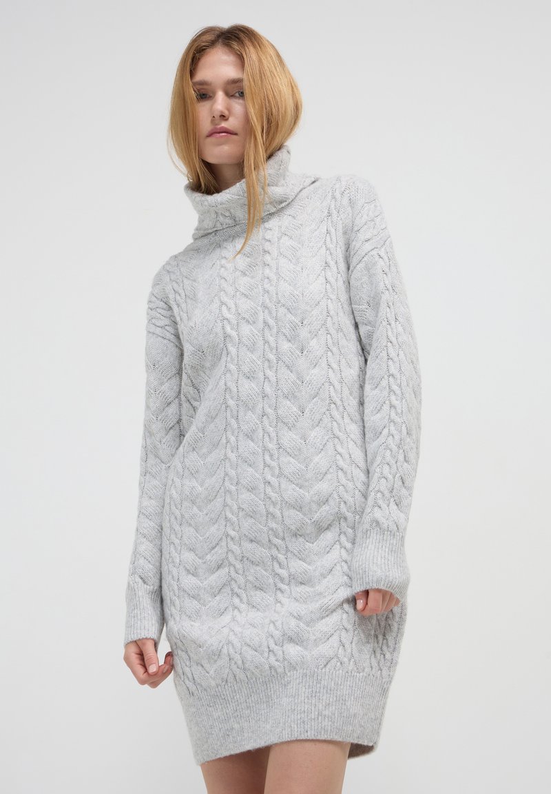 Abito maglione grigio chiaro a treccia con colletto alto, maniche lunghe, polsini a coste e vestibilità morbida, caratterizzato da un motivo testurizzato su tutta la superficie.