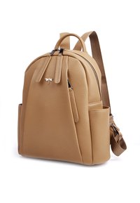 Zaino in pelle color tan con finitura testurizzata. Dotato di doppi cursori per la zip, una tasca con zip e una tasca laterale. Spallacci regolabili.