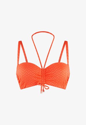Leuchtend orangefarbener Bandeau-Bikinitop mit Chevron-Struktur, verstellbaren Trägern und einer Frontknotendetail mit kleinen metallischen Akzenten.