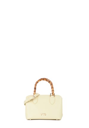 Borsa in pelle crema con manico in bambù, tracolla rimovibile e logo impresso. Forma arrotondata con manici superiori doppi e dettagli laterali.