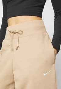 Nike Sportswear PHOENIX W NSW STYLE FLC HR PANT CURVE - Calças de fato de treino - beige