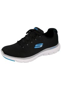 Zapatilla deportiva negra con parte superior de malla, cordones y un logo azul. Suela media blanca con detalles texturizados y acento impermeable en el talón.