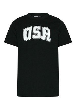 Čierne bavlnené tričko s krátkymi rukávmi so žltým textom "USA" v veľkých bielych písmenách, oblým dizajnom a okrúhlym výstrihom.