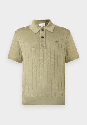 Korte mouwen polo shirt in gedempt olijfgroen, met geribbelde textuur, een drieknoopsluiting en een geborduurd logo op de borst.
