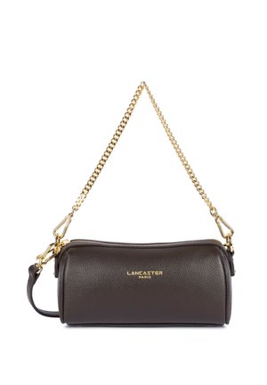 Petit sac à main cylindrique en cuir marron foncé avec bandoulière chaîne dorée et logo doré "Lancaster Paris" sur le devant.