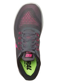 Szare buty sportowe z teksturowaną siateczką, różowymi akcentami i czarnymi sznurowadłami. Posiadają neonowozieloną wkładkę oraz różowe logo na języku.