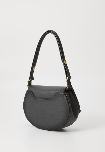 Bolsa de couro preta com uma forma redonda e estruturada, apresentando um detalhe em metal dourado e uma única alça de ombro.