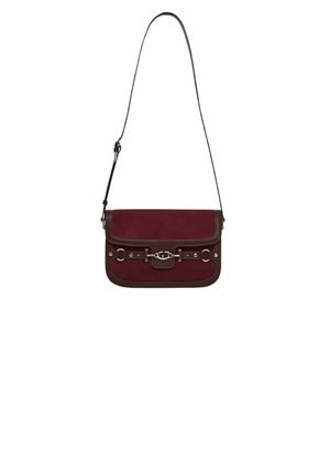 Borsa a spalla in camoscio bordeaux con dettagli in pelle marrone, ferrature in argento, chiusura a patta e tracolla removibile, caratterizzata da dettagli con motivo circolare.
