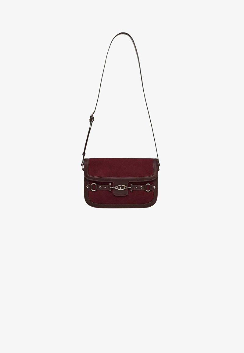 Borsa a spalla in camoscio bordeaux con dettagli in pelle marrone, ferrature in argento, chiusura a patta e tracolla removibile, caratterizzata da dettagli con motivo circolare.