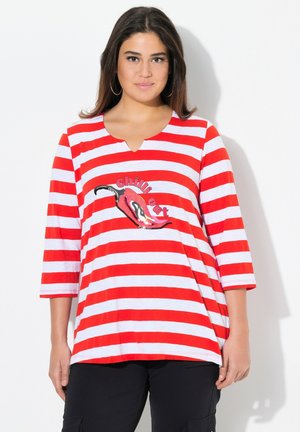 T-shirt à manches longues rouge et blanche à rayures, avec un col en V et un graphique de piment orné de sequins, accompagné du texte « Chill Out ». Tissu en coton doux.