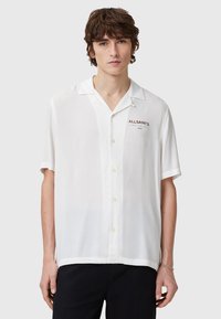 Witte short-sleeve shirt met een knoopsluiting aan de voorkant, gemaakt van lichtgewicht stof. Heeft een kraag en het "ALLSAINTS" logo op de borst.