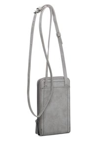 Šedá kožená crossbody taška s úzkým obdélníkovým tvarem, nastavitelným popruhem, hladkým povrchem a zapínáním na zip v horní části.