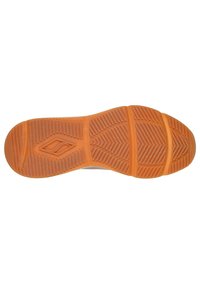 Schuhsohle mit einer orangefarbenen Gummisohle, die ein strukturiertes Grip-Muster und ein Diamant-Logo aufweist. Glattes Design mit gut definierten Traktionselementen.