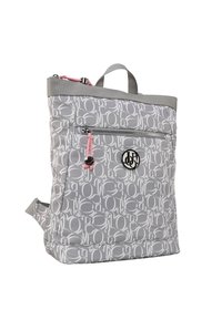 Szary plecak w wzory z białymi logo, wyposażony w górny uchwyt, przednią kieszeń na zamek z różowymi akcentami oraz gładki, trwały materiał.