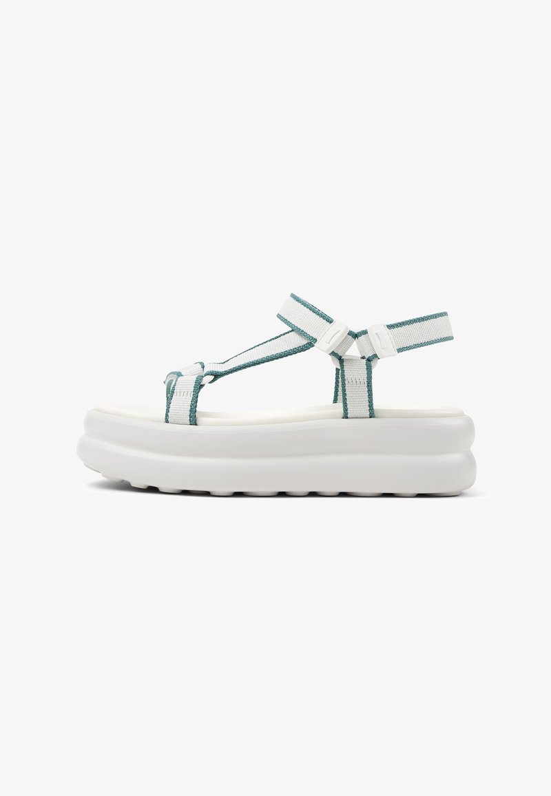 Sandale à plateforme blanche avec semelle épaisse et lanières en tissu réglables bordées de turquoise, avec boucles en plastique, sur fond blanc.