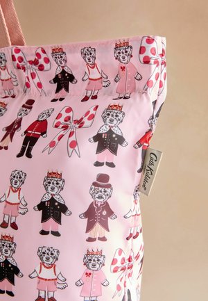 Geweven tas met een roze bloemenpatroon en cartoonhondfiguren in verschillende outfits, versierd met strikken en kronen; label zichtbaar.