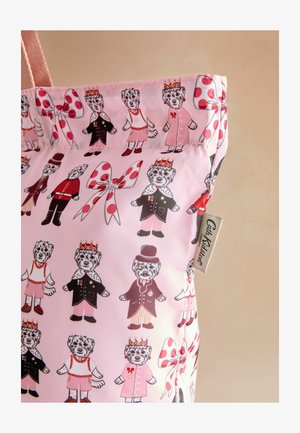 Borsa intrecciata con un motivo floreale rosa, arricchita da figure di cani cartoon in vari outfit, con fiocchi e corone; etichetta visibile.