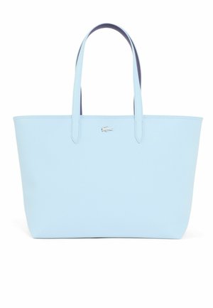 Bolso tote de cuero azul claro con dos asas y un pequeño logo plateado de cocodrilo en el centro delantero.