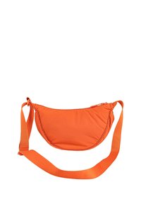 Bolso cruzado en forma de media luna de color naranja brillante, con correa ajustable y cierre de cremallera, aislado sobre fondo blanco.