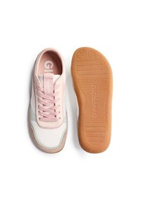 Scarpe sportive rosa chiaro con accenti bianchi e menta, materiali in pelle e tessuto, suola in gomma con texture rigata e branding prominente.