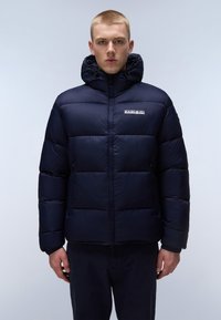 Mornarica puffer jakna z visokim ovratnikom in prilagodljivo kapuco, ki vsebuje quiltane dele in sprednji zadrgo. Logotip blagovne znamke na prsih.