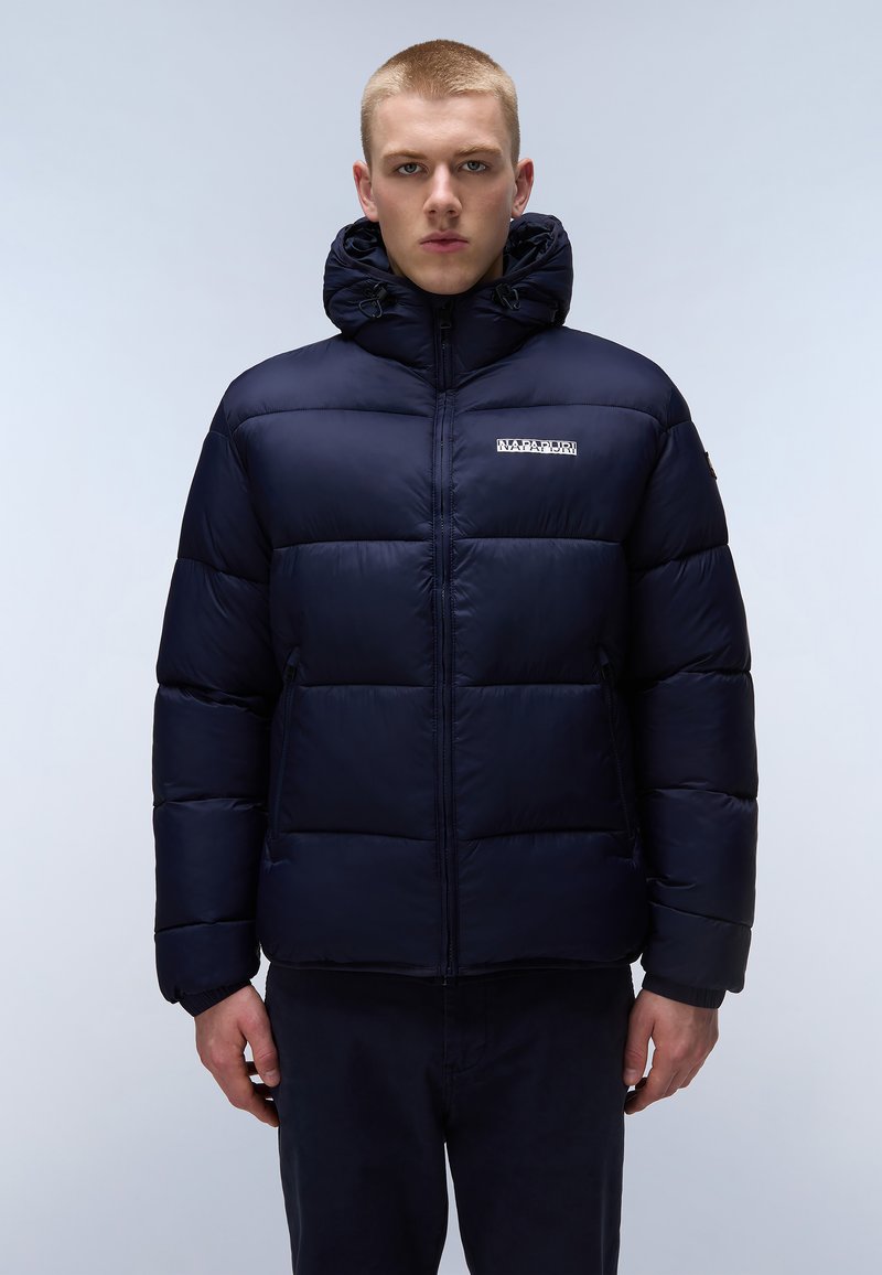 Mornarica puffer jakna z visokim ovratnikom in prilagodljivo kapuco, ki vsebuje quiltane dele in sprednji zadrgo. Logotip blagovne znamke na prsih.