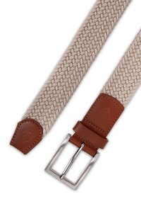 Beige geweven riem van elastisch materiaal met bruine leren accenten. Voorzien van een zilveren rechthoekige metalen gesp en gedetailleerde stiksels.