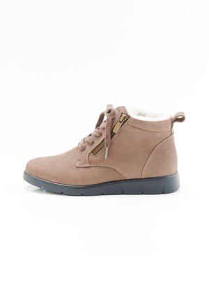 Botas de tobillo marrones hechas de ante texturizado, con cordones en la parte delantera, cremallera lateral en oro y un forro blanco suave. Suela de goma negra.