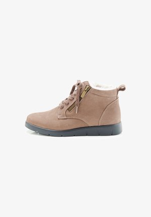 Botas de tobillo marrones hechas de ante texturizado, con cordones en la parte delantera, cremallera lateral en oro y un forro blanco suave. Suela de goma negra.