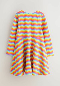 Hosszú ujjú ruha több színű anyagból, hullámos csíkos mintával rózsaszín, narancssárga, kék és sárga színekben, bővülő szoknyarésszel.