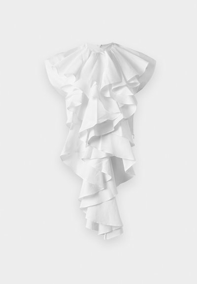 Vestito bianco asimmetrico con molteplici ruffles stratificati che scendono sul davanti e si allungano di più su un lato, senza motivi visibili.
