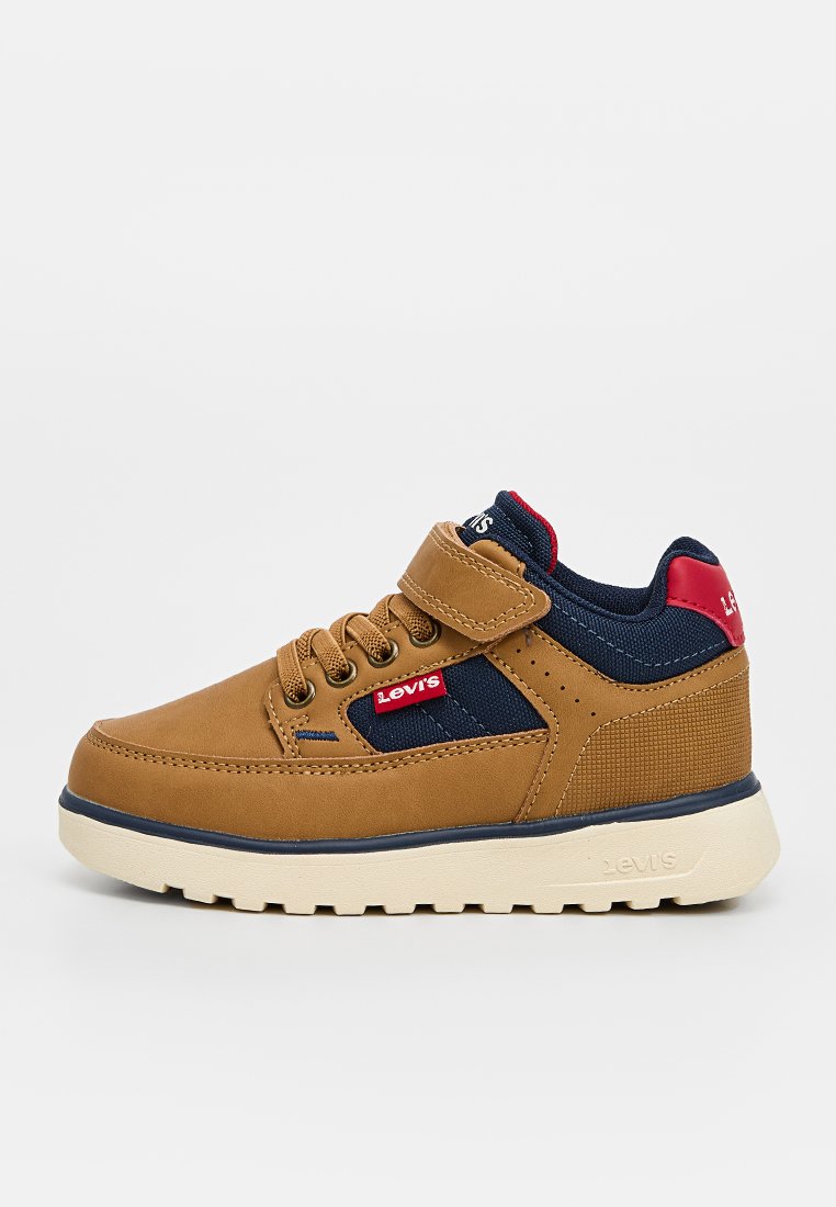 Baskets Levi's marron et marine avec semelle beige, lacets et bande velcro, présentant des étiquettes de logo rouge sur le côté et le col arrière.