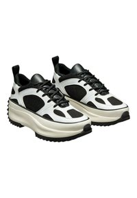 Schwarz-weiße klobige Sneakers mit einem Obermaterial aus Netzgewebe, runder Zehenpartie, strukturiertem Sohlenprofil und einem Zugband an der Ferse für einfaches Anziehen.