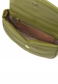 Olijfgroene leren handtas met een gladde textuur, gebogen ontwerp, gouden hardware en een ritsvakje aan de binnenkant.