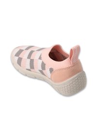 Dziewczęce buty wsuwane z dzianiny w różowo-biało-szary wzór w kratkę. Miękka tekstylna cholewka z różowym zamszowym akcentem oraz gumowa podeszwa z fakturą plasterka miodu.