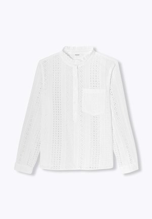Chemise blanche en tissu œillet avec un motif texturé, un col arrondi, une fermeture à boutons sur le devant et une poche poitrine. Manches longues avec poignets.