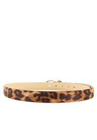 Cinturón con estampado de leopardo hecho de material marrón texturizado con manchas negras. Cuenta con un forro interior suave y orificios ajustables para el tamaño.