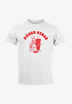 Weißes T-Shirt mit einer roten Illustration eines Kochs mit einem Messer und einem vertikalen Kebabsäule, der Text lautet "DÖNER KEBAB" in fetten roten Buchstaben.