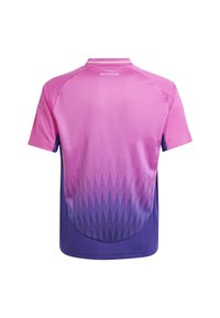 Rękaw krótki, różowa koszulka z gradientem do fioletu, z fakturowanym wzorem i okrągłym dekoltem. Na plecach widnieje napis "DEUTSCHLAND".