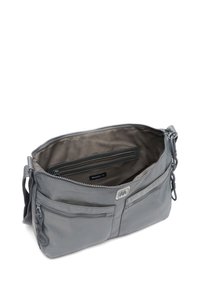 Šedá crossbody taška vyrobená z měkkého texturovaného materiálu. Obsahuje zipové uzavření, více přihrádek a logo na přední straně.
