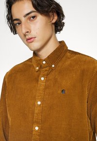 Carhartt WIP MADISON SHIRT - Camisa - tawny