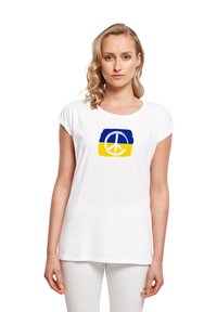 Weißes Baumwoll-T-Shirt mit einem rechteckigen Design, das blaue und gelbe Bereiche sowie ein Peace-Symbol in der Mitte zeigt. Kurzärmlig, Rundhalsausschnitt.