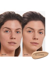 Vergelijking van foundation: de linkerkant toont de textuur van blote huid; de rechterkant toont een egale huidtint met makeup. Schaduw "260 Cashmere" weergegeven hieronder.