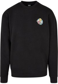 Sudadera negra de algodón con cuello redondo. Presenta un gráfico multicolor de un sol y un símbolo de paz en el lado izquierdo del pecho.