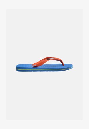 Blå klipklap med orange stropper og en grøn stribe på sålen, vist fra siden mod en ensfarvet baggrund.